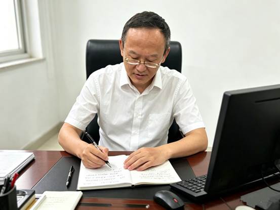 千信国贸公司优秀党员万利